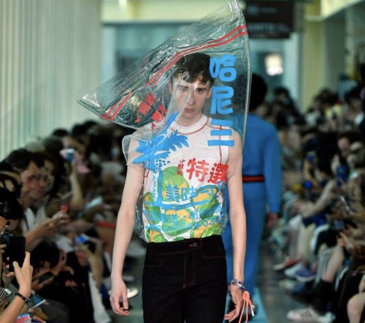 江奕勳2018年春夏系列「她與她們的紅唇」登上巴黎男裝周舞台，成為台灣第一位登上巴黎時裝周的設計師。(FB:ANGUS CHIANG_official)