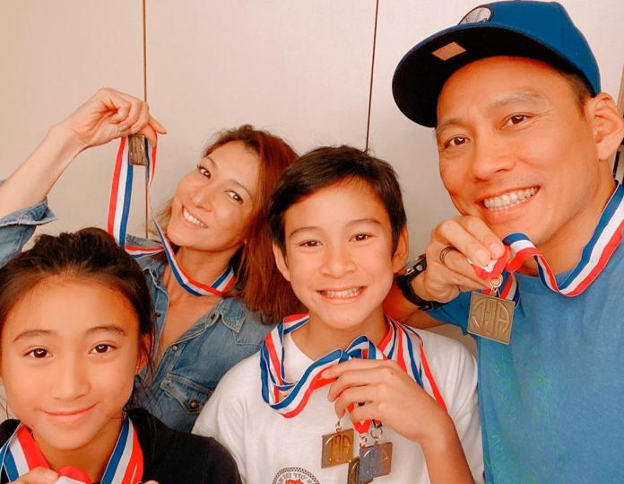 ▲李詠嫻和艾力克斯日前帶兒女參游泳比賽獲金牌。（圖／艾迪昇提供）