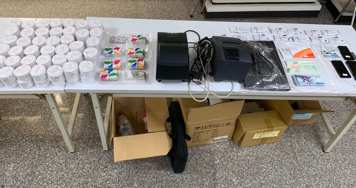 ▲彰化地檢署偵破人頭公司大量購買空白統一發票，在開立不實小額發票詐領獎金，查扣數百箱空白發票、票打印機、不實開立發票等證物。（圖／記者陳雅芳翻攝，2019.10.30）