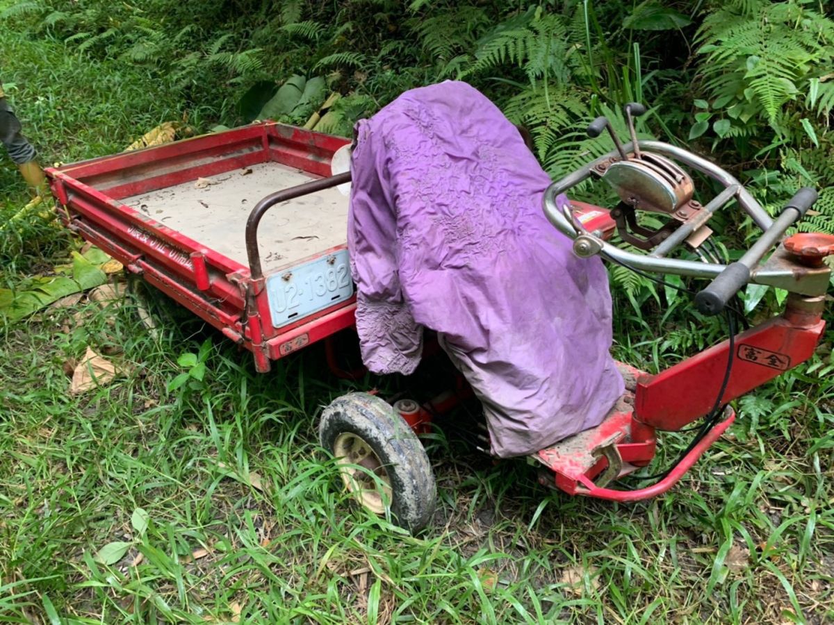 ▲29日上午7點半即在鶴岡山區平頂路後方發現老翁乘坐的農用車。（圖／瑞穗分隊提供）