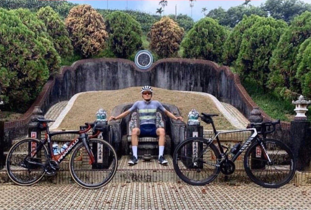 ▲一名外國人與「龍椅」開心合影，台灣人看了捏把冷汗。（圖／翻攝自爆笑公社）