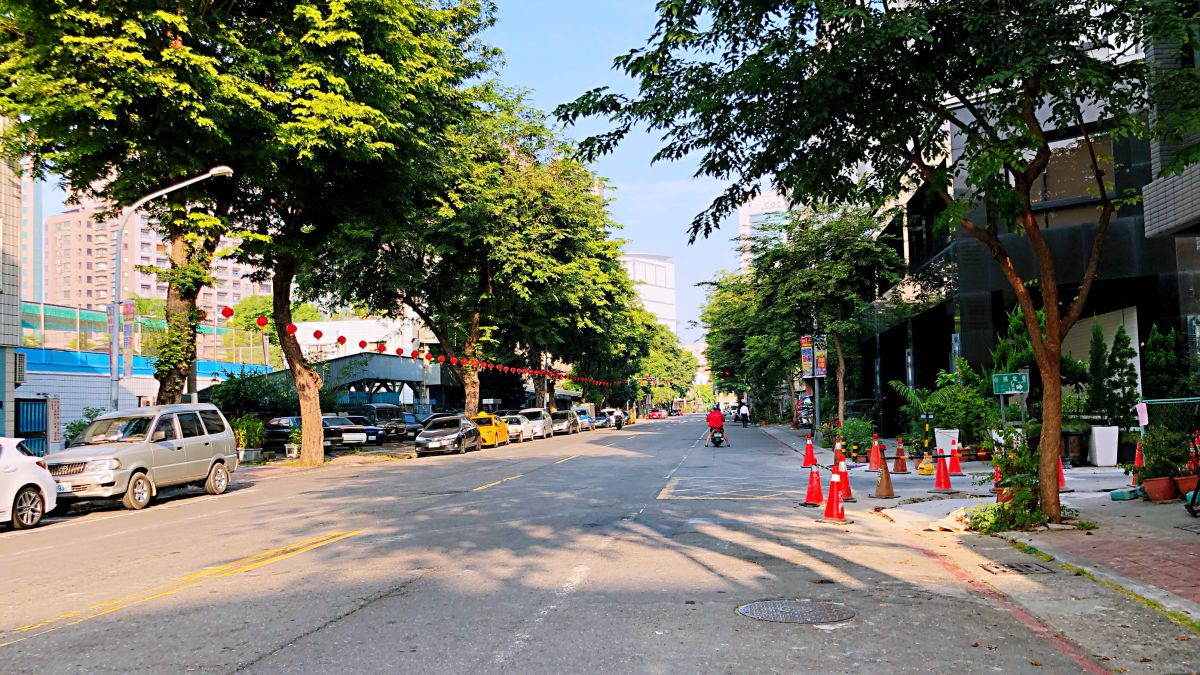 ▲高市前鎭區一德路上「勞工夜市」橫跨林森、復興、民權等路口，即將熄燈。（圖／記者陳美嘉攝）