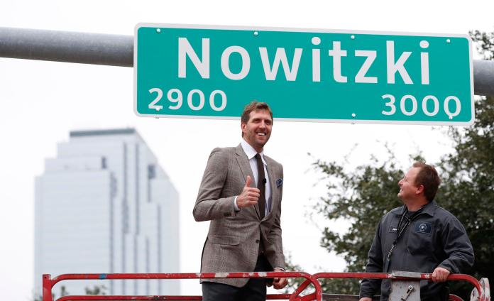 達拉斯獨行俠傳奇球星Dirk Nowitzki參加他的同名公路啟用儀式。（圖／美聯社／達志影像）
