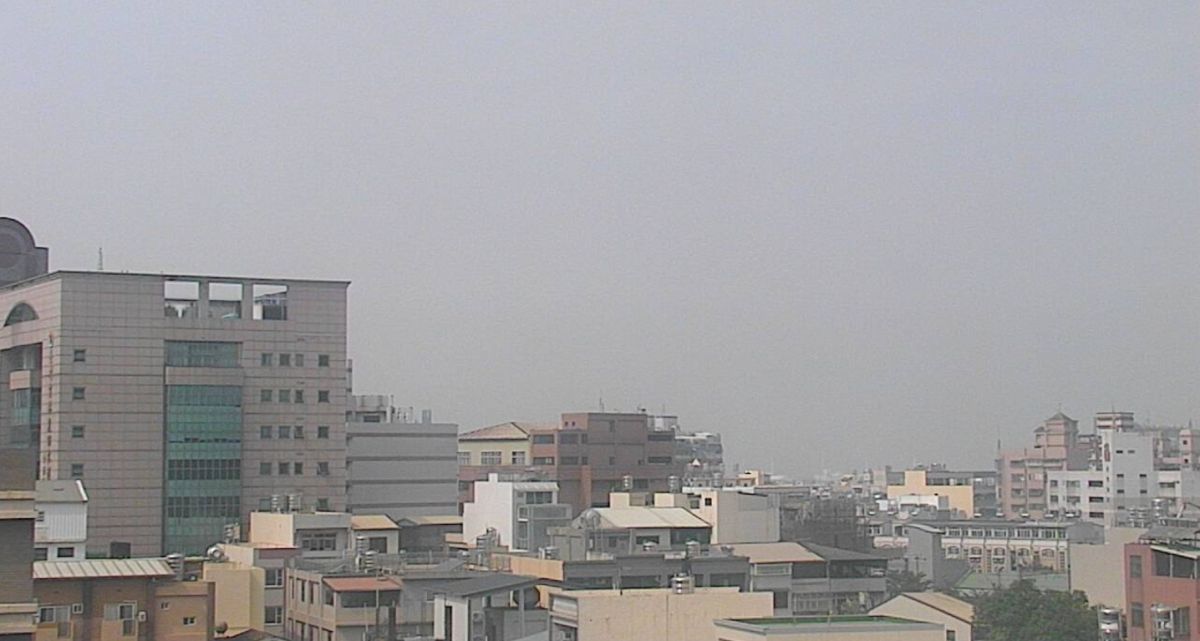 ▲受大陸沙塵暴影響，中南部今（31）日空氣品質不佳。圖為雲林斗六測站今日10時監測影像。（圖／翻攝自空氣品質監測網）