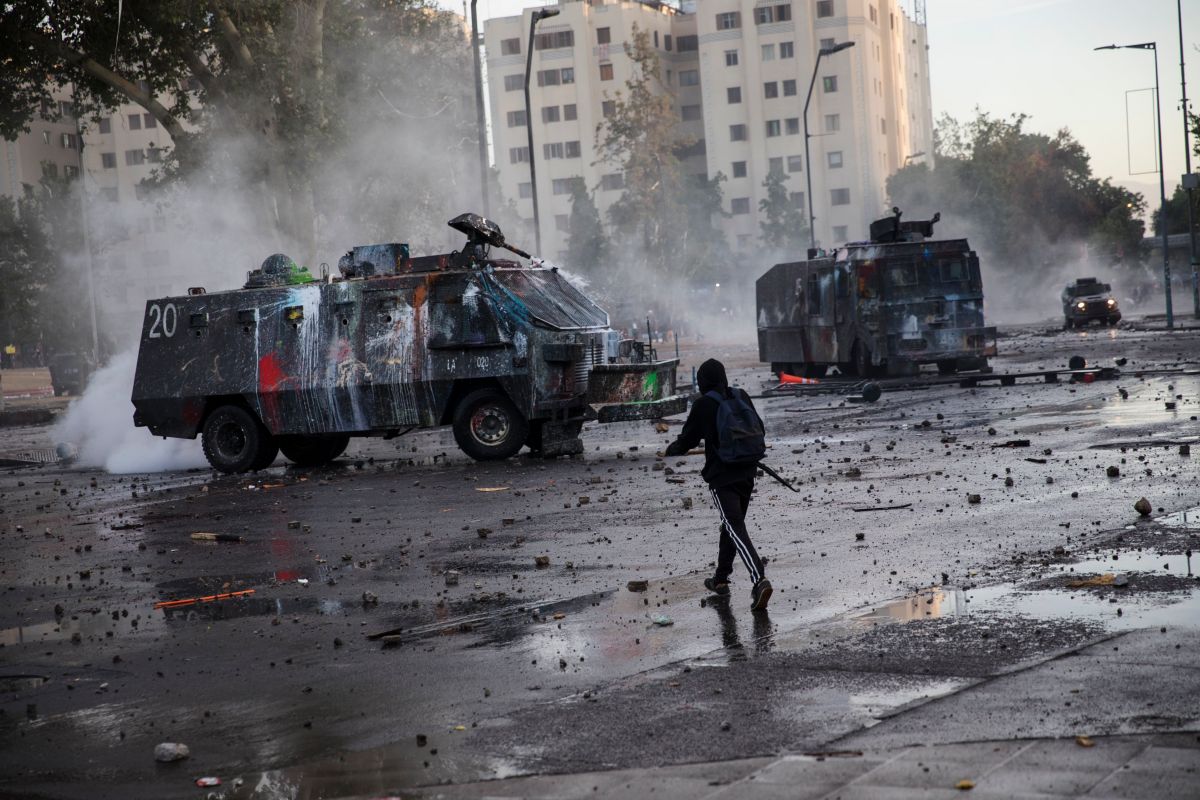 ▲連日示威潮迫使智利宣布，取消原訂在該國舉辦的亞太經合會（ APEC ）領袖峰會和聯合國氣候變化大會（ COP25 ）。（圖／美聯社／達志影像）