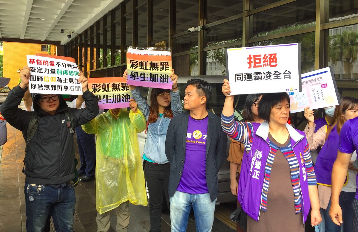 ▲ 安定力量集結立委候選人今（31）日上午按鈴申告，認為學生構成污辱國旗罪，同時現場也出現支持同志與學生行動的學生。（圖／ 記者黃仁杰攝,2019.10.31）