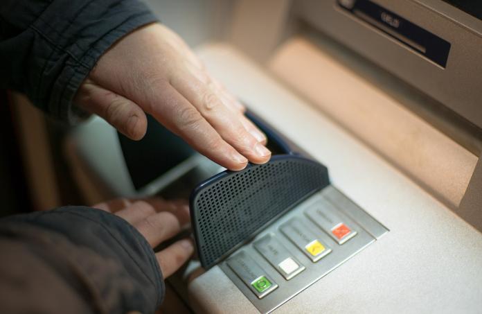▲當民眾去「ATM提款」時，總會在領錢的過程中，從提款機螢幕上看到許多「紅利優惠」。（示意圖／翻攝自