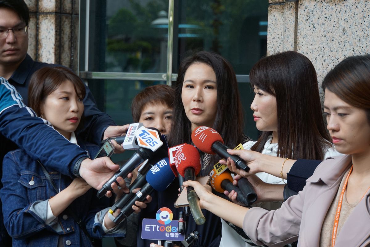 ▲郭台銘31日委任永齡基金會執行長劉宥彤等人，赴刑事警察局對網友謾罵提告。（圖／記者呂炯昌攝, 2019.10.31）