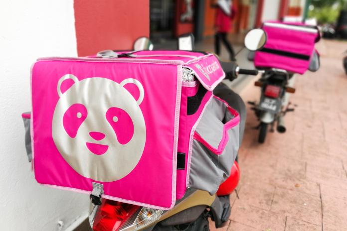 食物外送平台Foodpanda(空腹熊貓)週三宣布將攜手新加坡當地1000間零售商，提供食品及生活用品運送服務。(Shutterstock)