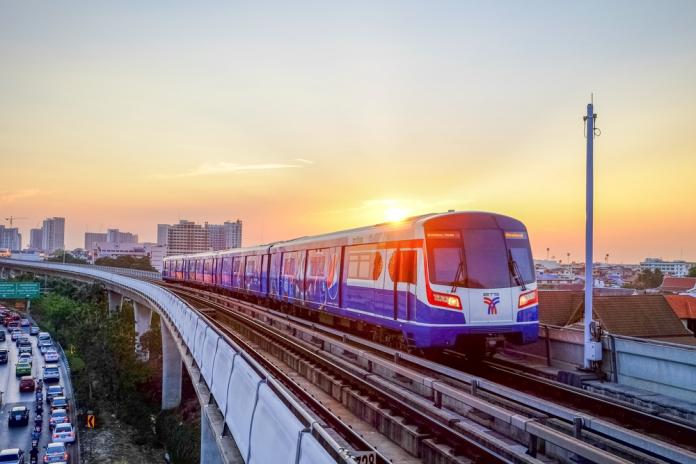 11月將於每日安排電車空載試跑往返以上4個新車站，相信能在12月初讓乘客試乘。未來國外遊客前往曼谷，又能更容易到達外圍景點。（圖／shutterstock）