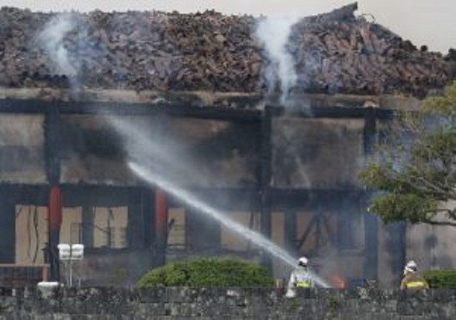 ▲日本沖繩島列為世界遺產的首里城31日清晨慘遭祝融肆虐，首里城內的主殿、北殿、南殿燒毀，消防人員仍在撲滅火勢。（共同社提供）中央社  108年10月31日