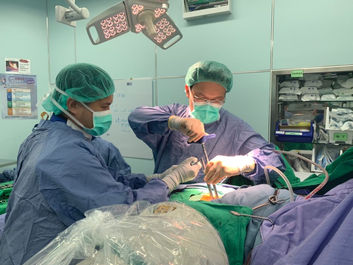 ▲一名神經外科醫師因長期開刀造成椎間盤突出及滑脫、壓迫坐骨神經，找黃祥銘進行「微切脊椎融合手術」。（圖／中醫大新竹附醫提供）