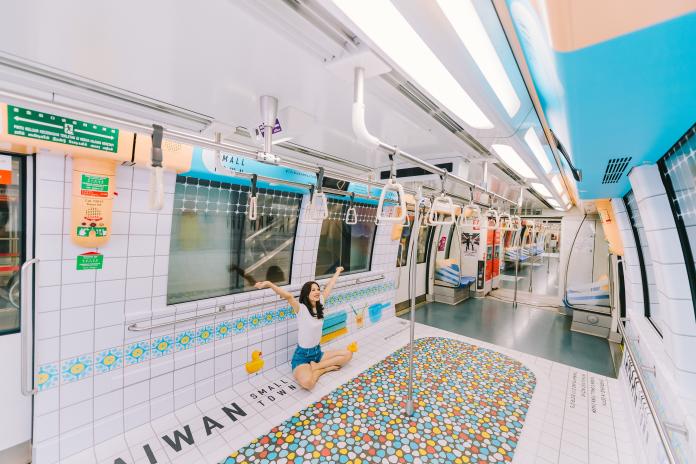 台灣觀光局駐新加坡辦事處以「台灣小鎮」（Taiwan Small Town）為主題，將新加坡地鐵東鐵線（NEW Train）打造成台灣「古厝限定」主題浴室，令人彷彿乘坐時光機回到過去台灣美好年代。（圖/台灣觀光局駐新加坡辦事處）