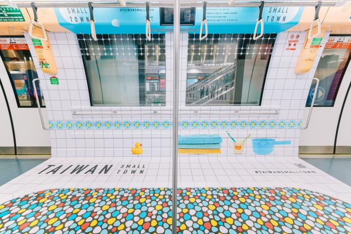 特色車廂內白色方形花卉磁磚，加上浴缸旁的勺水桶、刷牙杯和黃色小鴨，呈現屬於台灣「家」味道。（圖/台灣觀光局駐新加坡辦事處）