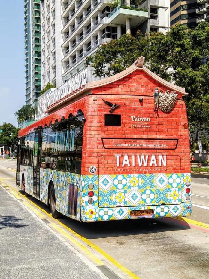 台灣觀光局新加坡辦事處秋季主推「小鎮漫遊年」。今年除了主題地鐵站，觀光局還邀請名揚紐約台灣設計師江孟芝設計五台傳統閩南式3D立體巴士，穿梭在新加坡大街小巷。（圖/臉書台灣觀光局駐新加坡辦事處）