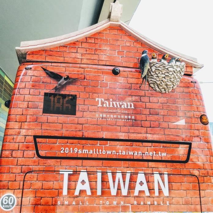 車頂的3D突起造型，是考究台灣閩南式建築的經典燕尾屋頂，往上飛翹的末端分岔為二，有如燕子尾，因而得名。（圖/臉書台灣觀光局駐新加坡辦事處）