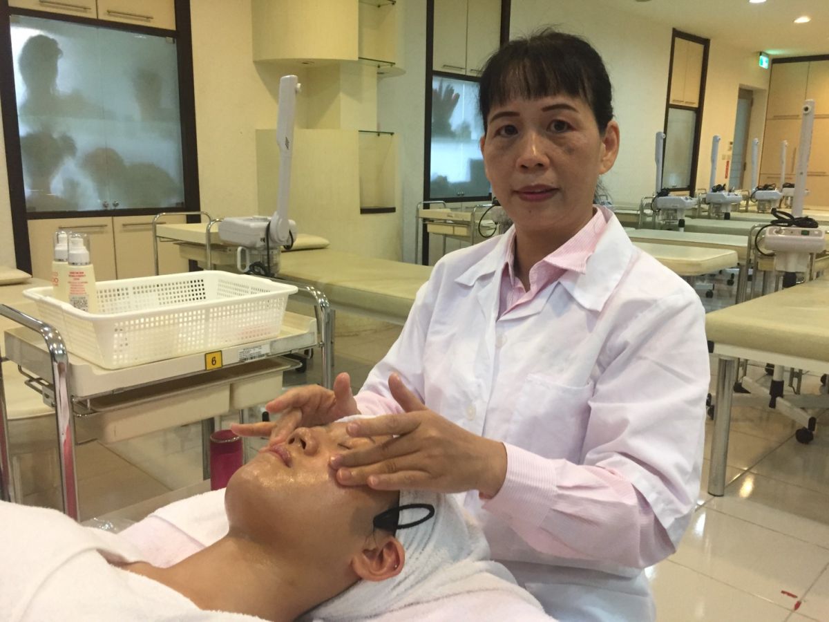 ▲袁湘雲（右）經歷坎坷人生，直到51歲才重回校園讀高中，經歷3年苦讀畢業榮獲市長獎。（圖／記者金祐妤攝，2019.10.31）