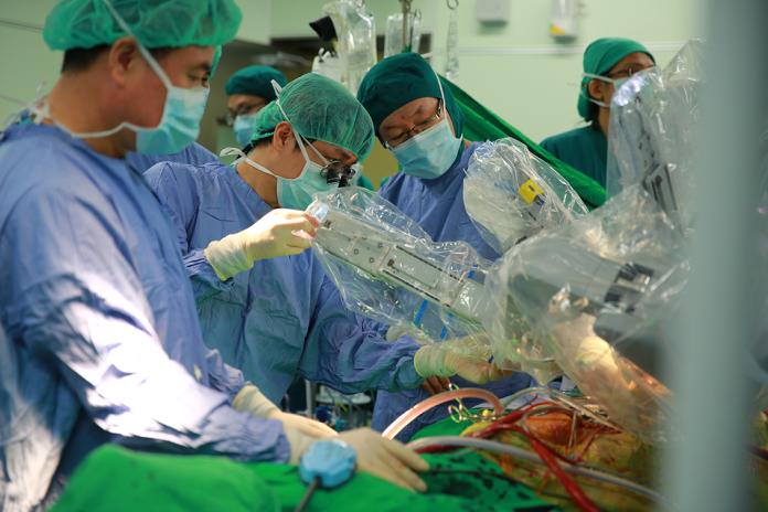 ▲達文西機器手臂進行輔助的微創手術，今年在慈院已經創下第100個成功案例。（圖／慈濟醫院提供）