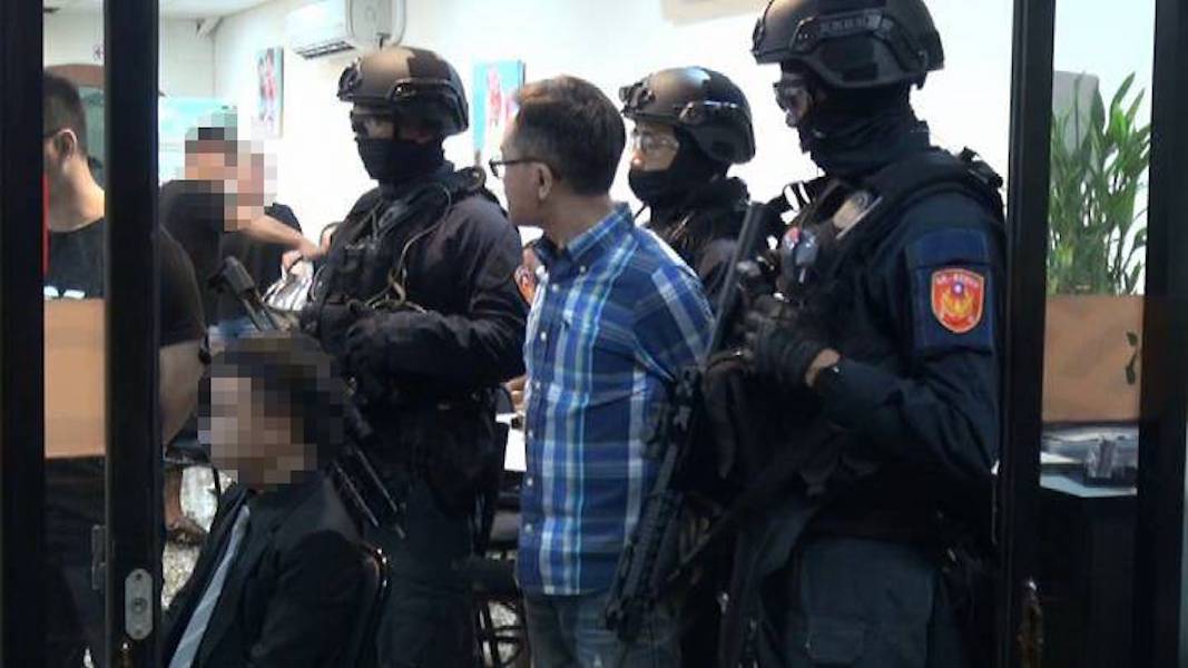 ▲昨天(30)日晚間在苗栗拘捕連千毅背後的「大哥」、即太陽會苗栗分會會長謝育全，及苗栗分會蘇姓男子，也同步於高雄市區逮補太陽會高雄分會李姓會長。（圖/記者郭凱杰翻攝）