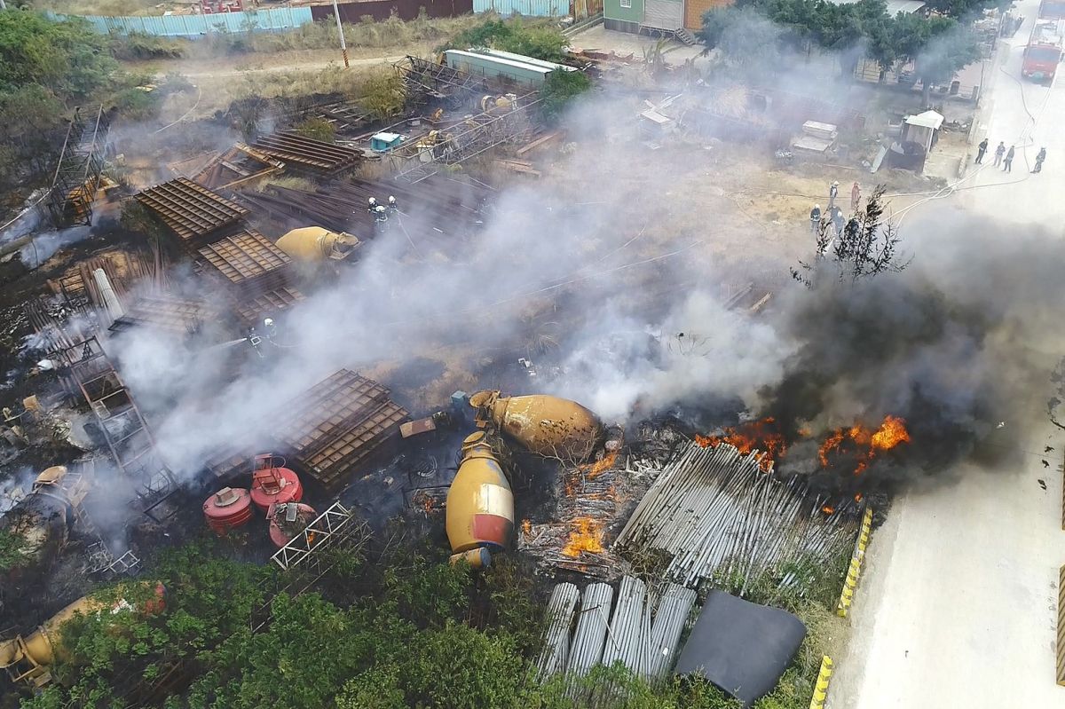 ▲金門大橋旁林地今天中午時分驚傳野火，十多輛重型機具遭波及陷火海。（圖／民眾提供）