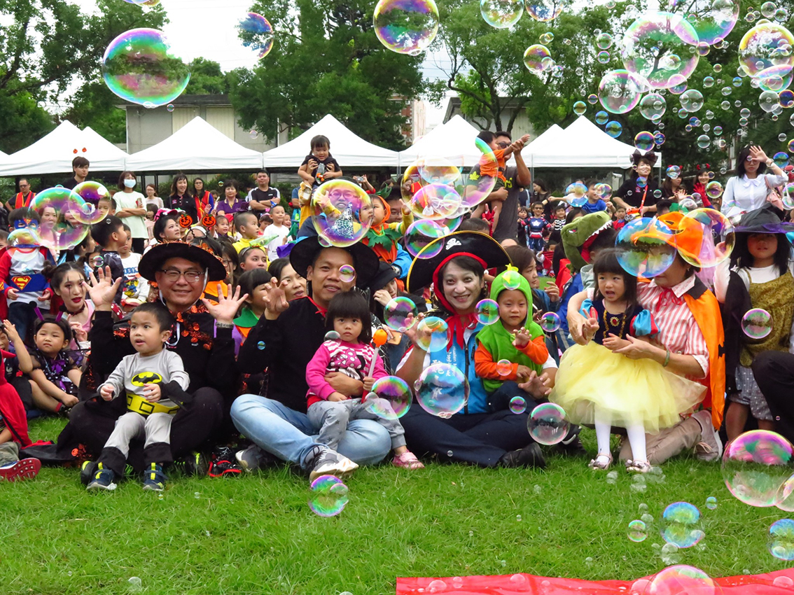 ▲花蓮市幼小朋友開心與花蓮市長魏嘉賢一同共度歡樂的萬聖節。（圖／花蓮市公所提供）