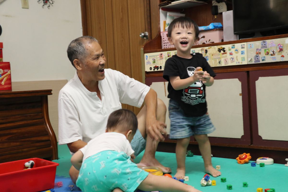 ▲黃永坤和太太黃林吟芳聯合收托照顧的孩子，兩人在新莊福壽街一棟公寓內擔任社區保母，16年來共收托了17個。（圖／新北市社會局提供）