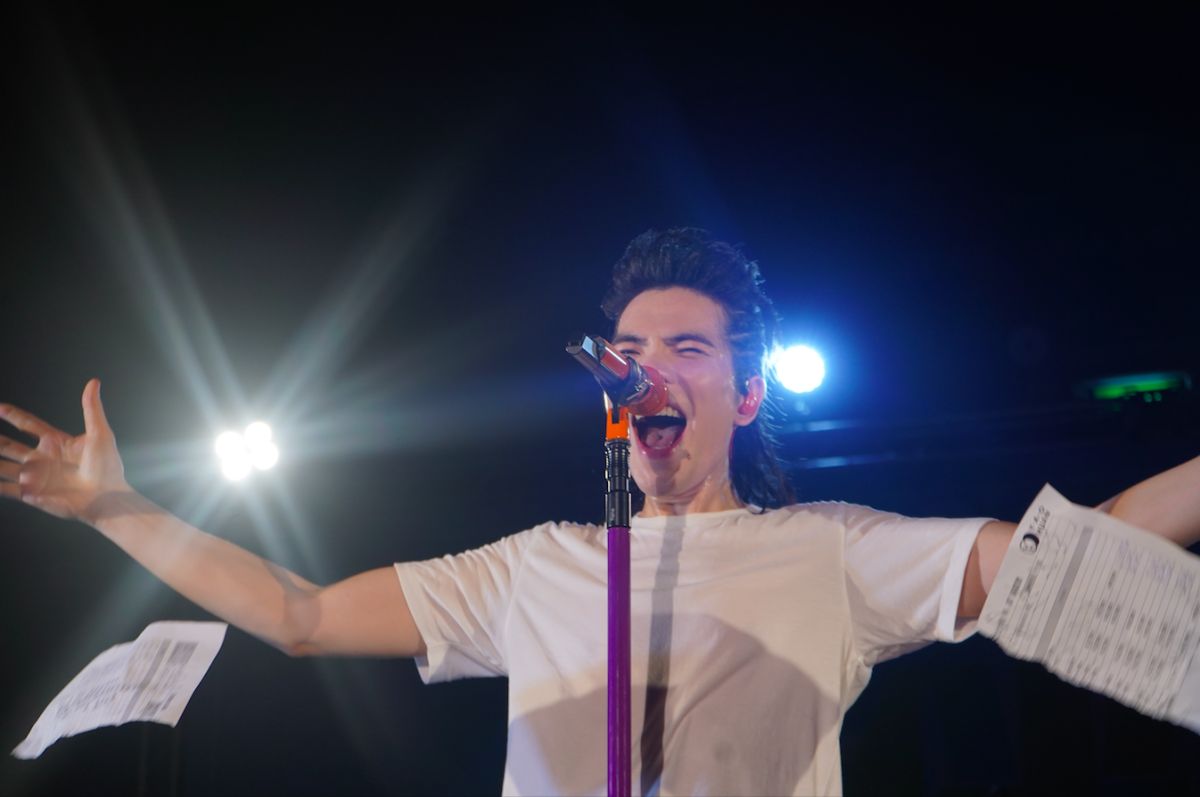 ▲蕭敬騰被工作人員提醒超時，撕掉提醒紙條繼續嗨唱。（圖／華納音樂提供）