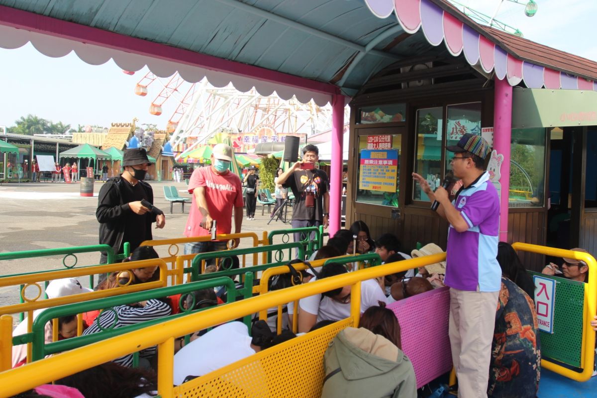 ▲劍湖山世界進行反恐，歹徒持槍押住遊客。（圖／記者簡勇鵬攝，2019.10.31）