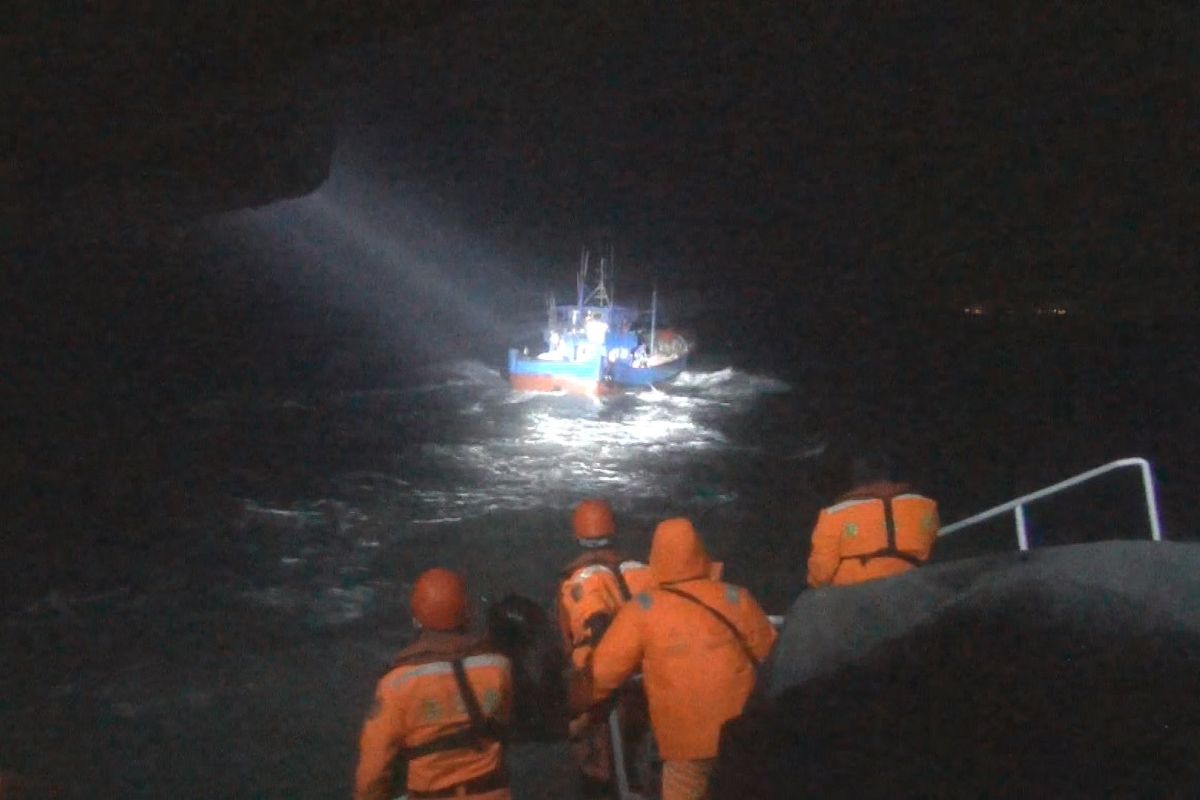 ▲經鳴笛廣播驅離無效後，金門海巡隊強勢將「惠安017號」大陸漁船帶回料羅港留置調查。（圖／金門海巡隊提供）