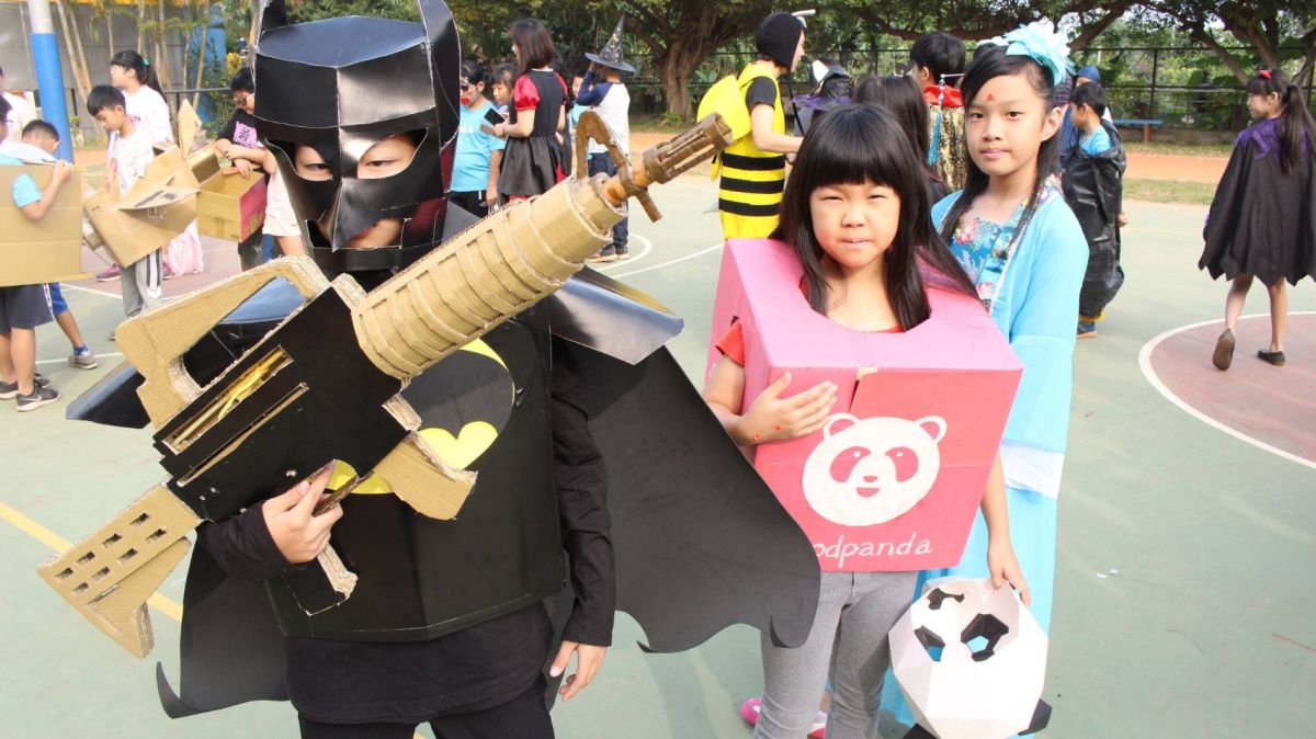 ▲文德國小舉辦一場環保變妝的走秀，大家一起驚聲尖叫歡度萬聖節。（圖／記者陳雅芳攝，2019.10.31）