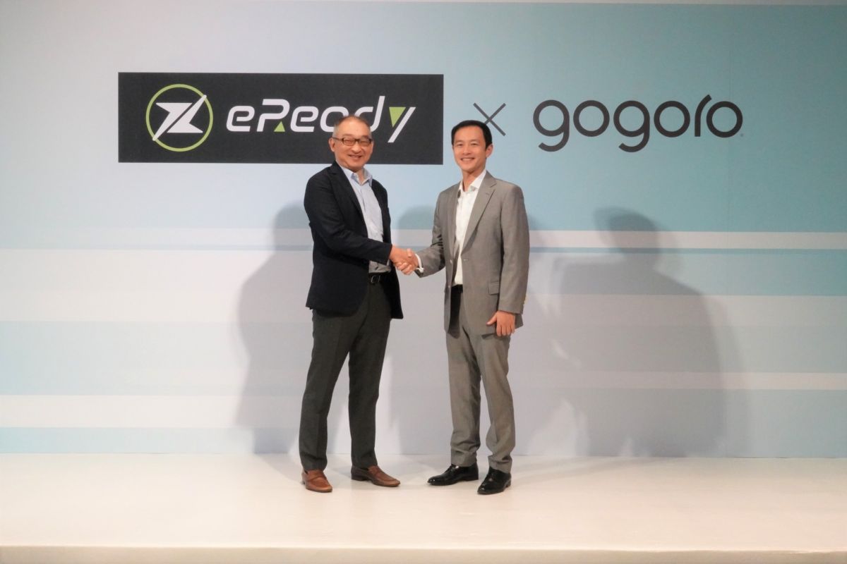 ▲台鈴工業董事長黃教信與 Gogoro Network 總經理潘璟倫握手合影。（圖／業者提供）