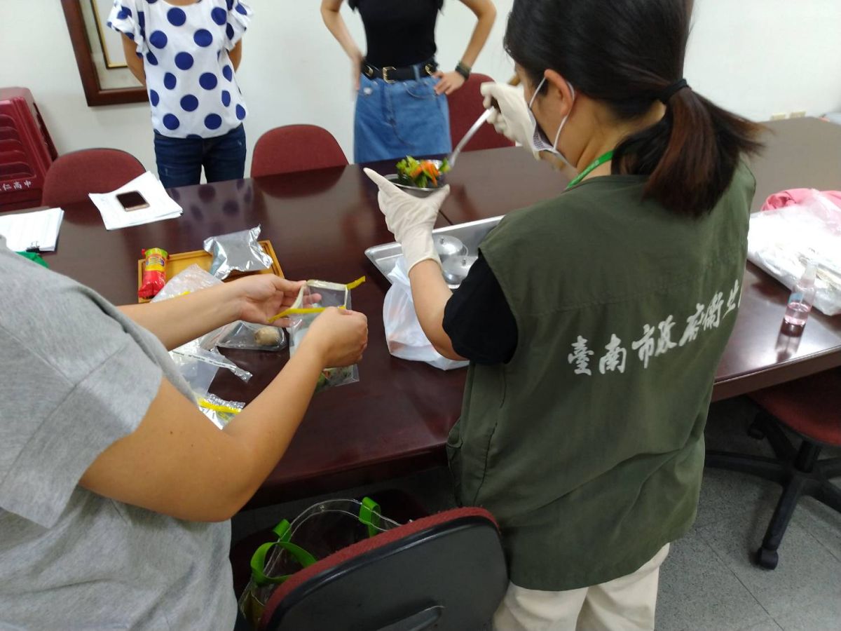 ▲台南市衛生局進行食物採樣。（圖／台南市衛生局）