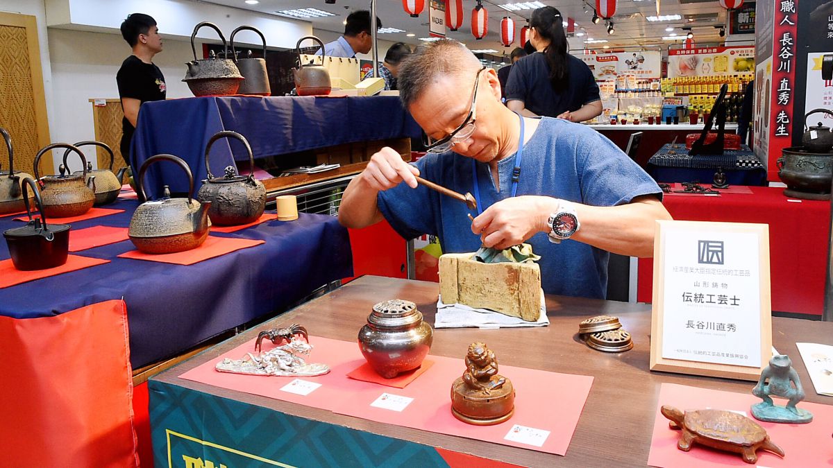 ▲職人以細緻的手法刻劃出器皿上獨有花紋，精湛手藝令人驚嘆。（圖／記者陳美嘉攝）