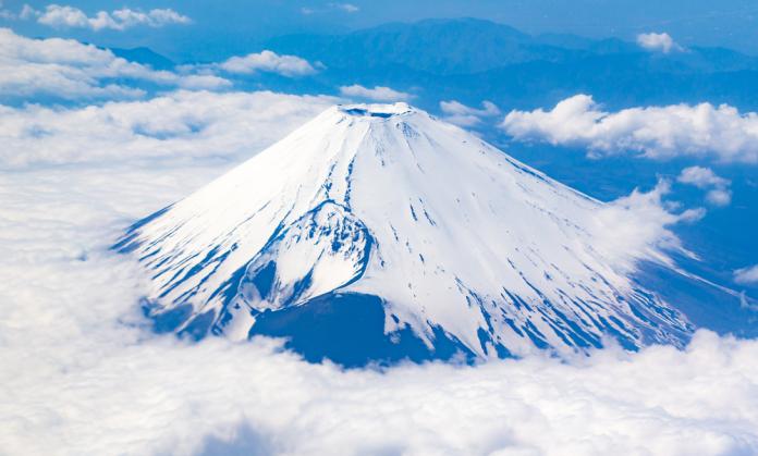 一名日本男性網友無視封山令，強行攻頂富士山，直播中突失足滑落，嚇得網友趕緊向警方報案。(Shutterstock)