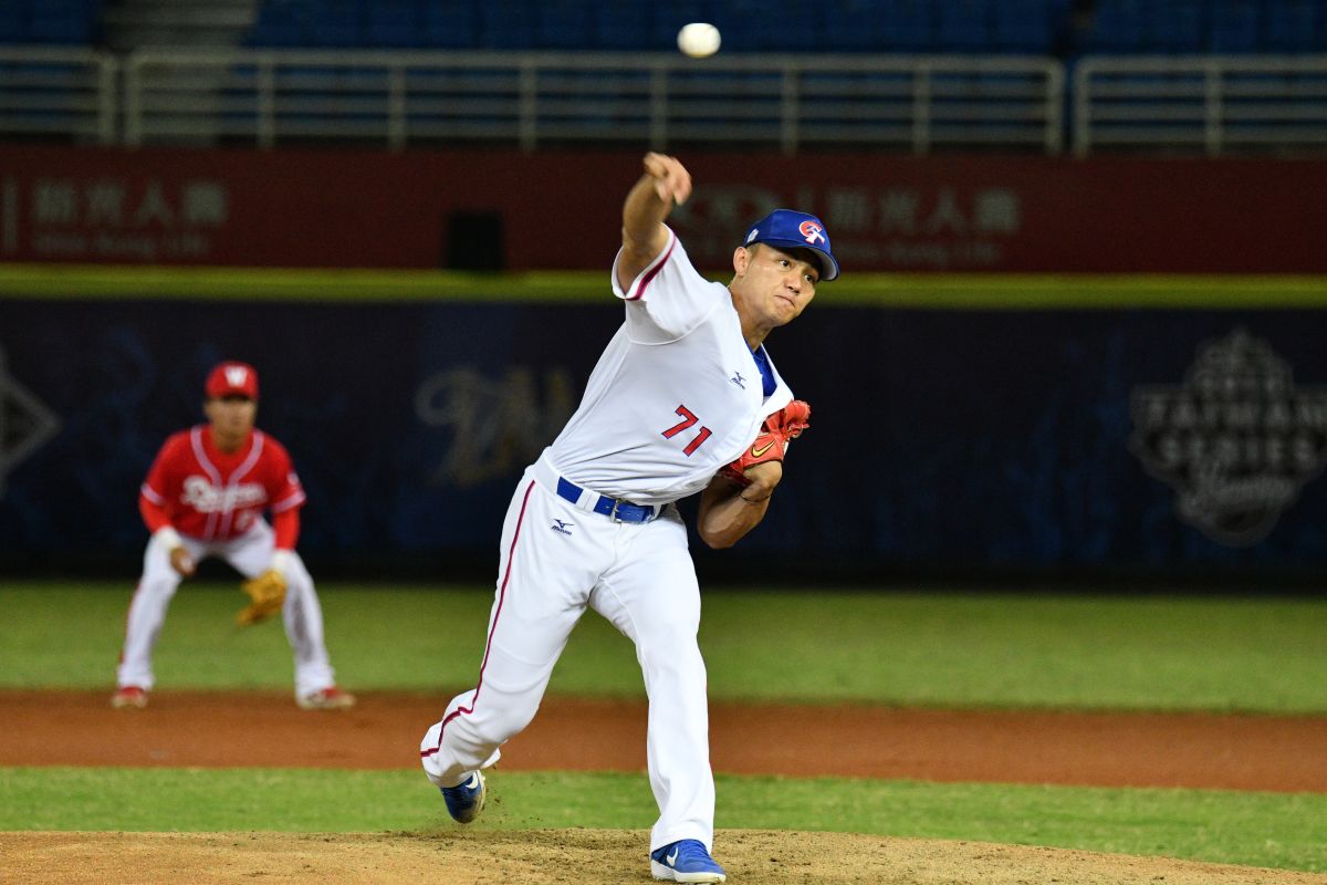 ▲江少慶與富邦簽下自行培訓合約（圖／葉政勳攝）