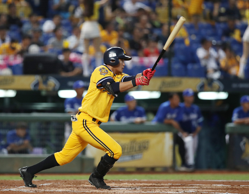 中職中信兄弟隊1日繼續在台中洲際棒球場與富邦悍將隊交手，力拚主場拋下下半季封王彩帶。1局下，兄弟岳東華敲出中外野方向陽春全壘打，帶有1分打點。中央社記者張新偉攝108年10月1日