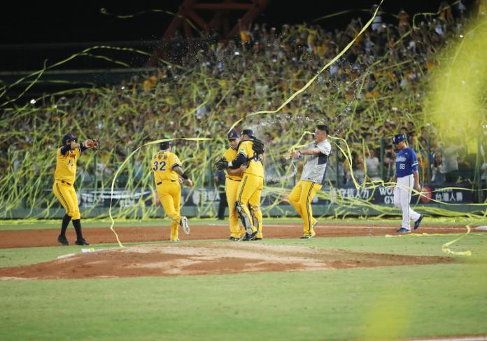 中信兄弟今（1）日將作客富邦悍將主場新莊棒球場，若能贏球加上樂天桃猿在澄清湖繼續吞敗，黃衫軍就能拋下象徵下半季冠軍的彩帶，因此本戰吸引眾多球迷進場，根據富邦悍將官方粉絲團深夜12點30分公布，今日新莊棒球場11,600席門票，已經於預售期間全數售罄。（圖／NOWnews資料照）