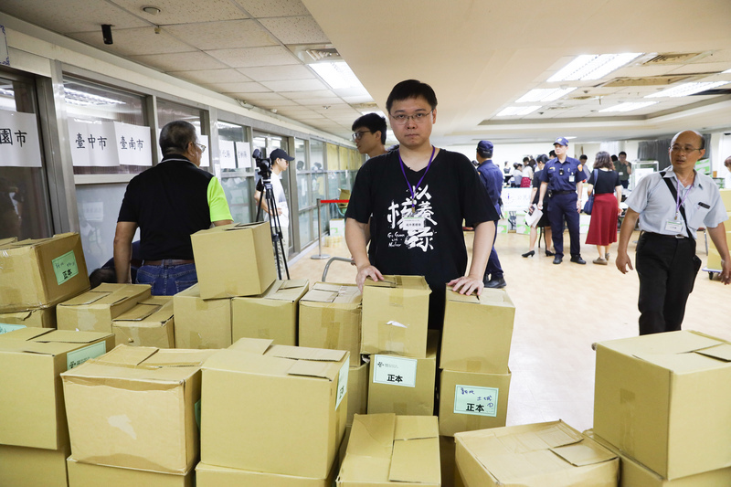 ▲重啟核四公投領銜人黃士修（中）9日下午前往中選會，送出重啟核四公投連署書。中央社資料照