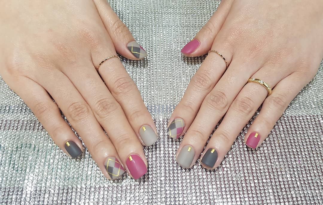 ▲菱格紋美甲時尚有質感。（圖／OPI）