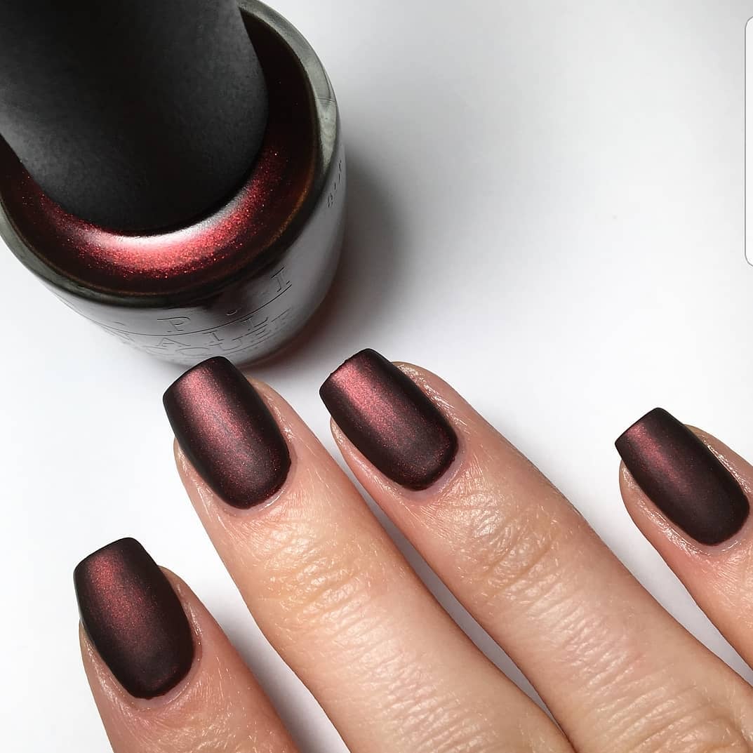 ▲深色金屬光超有秋天氣息。（圖／OPI）