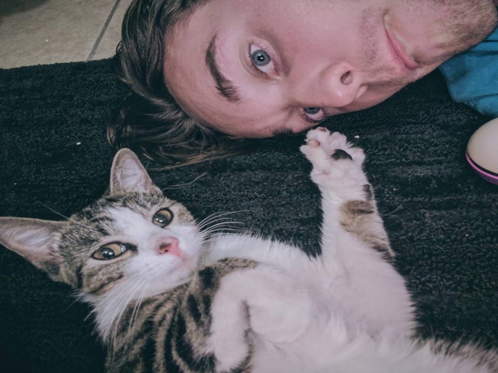 男子被貓皇欽點，從人類晉升為剷屎官！（圖／IG＠aladynamedsocks）