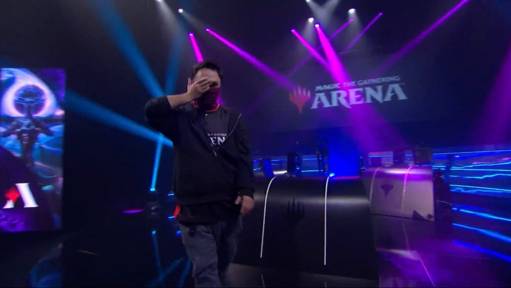 《魔法風雲會》名人堂選手李詩天在比賽中蒙面支持香港反送中運動。   圖：翻攝自Twitch