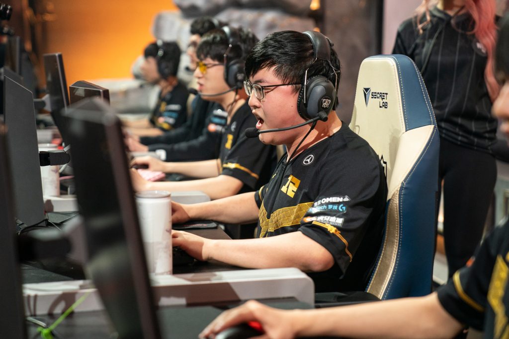 Royal Never Give Up（RNG）：Karsa、Xiaohu、Uzi、Ming、AmazingJ