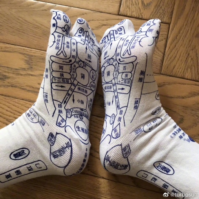 ▲鄧超特別買附有「穴點」的襪子給孫儷，方便老婆保健。（圖／turbosun微博）