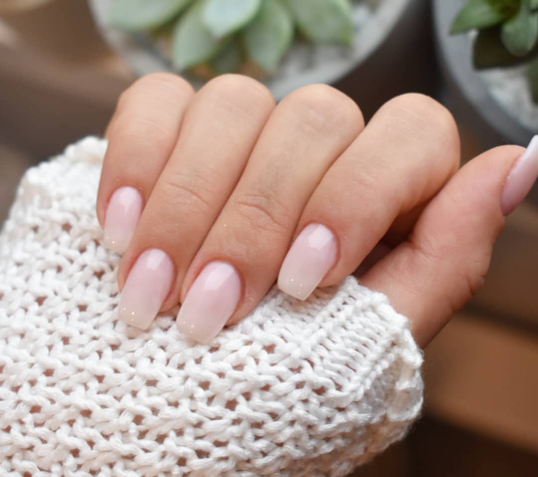 ▲單色系的亮面貝殼光是百看不膩的款式。（圖／OPI）