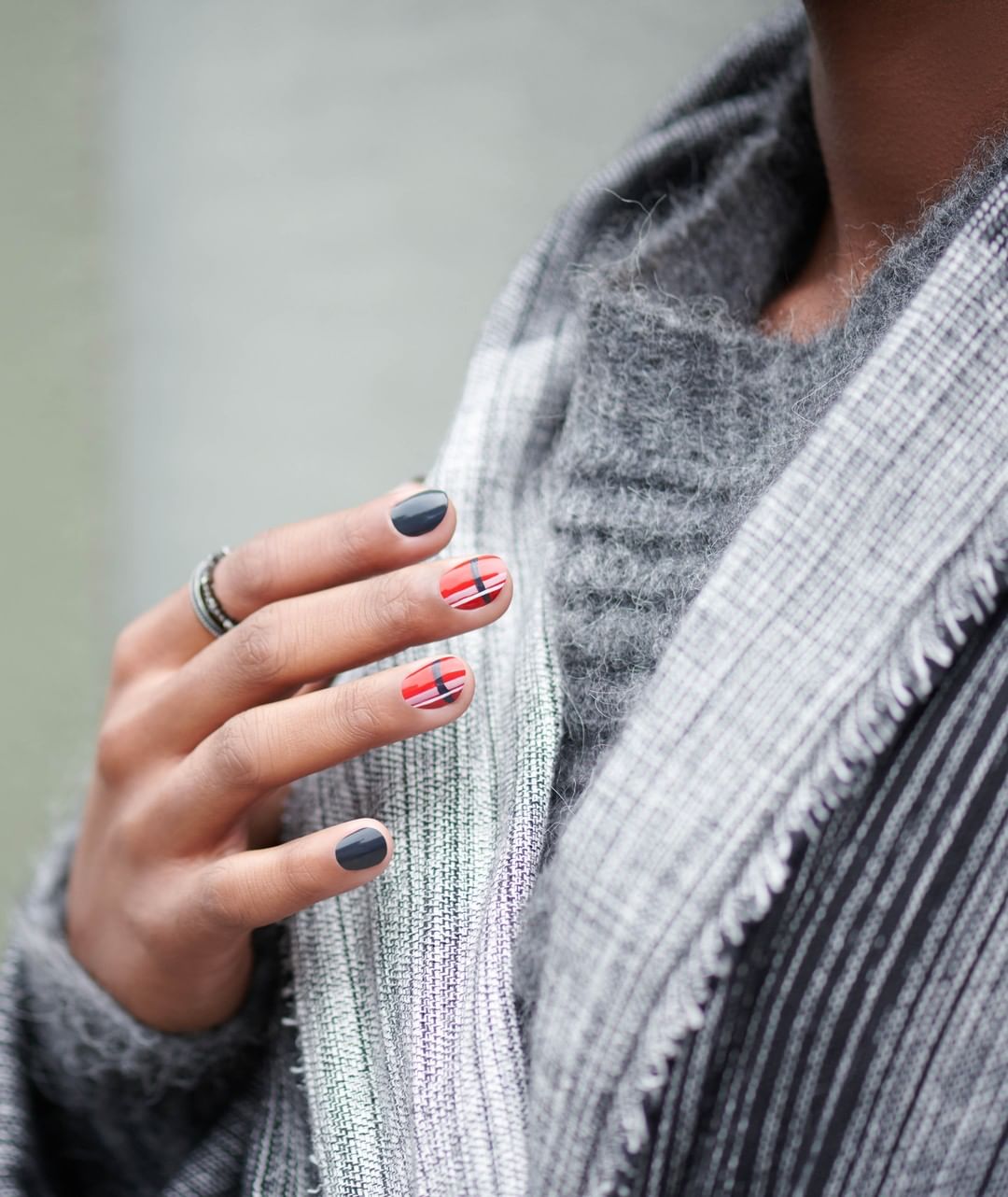 ▲跳色系的格紋彩繪最時髦。（圖／OPI）