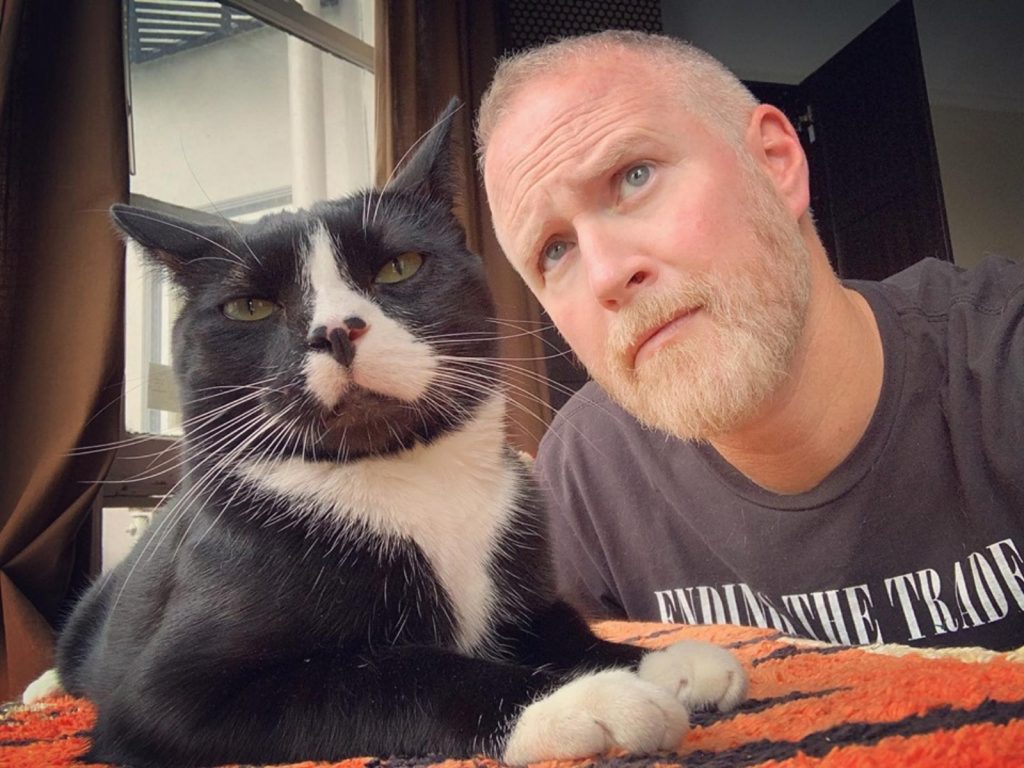 邁克看著佐羅在網路上的照片，心裏覺得這小傢伙的雙眼一直在說服他：「來帶我回家吧～」讓他決心要帶回這隻貓！(圖/Facebook@MikeEndersPublicPage) 