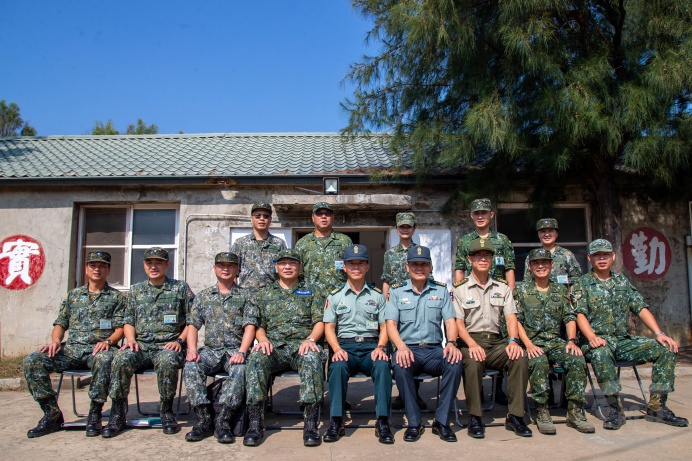 ▲ 國防部總士官長韓正宏輔訪資通電軍資訊通信聯隊資通支援第二大隊，慰勉基層士官辛勞。（軍聞社記者陳勝勳攝）