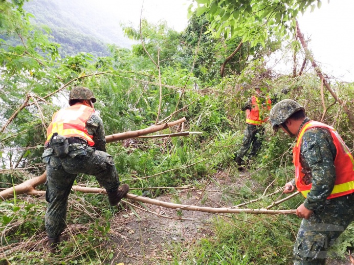 ▲ 第二作戰區1日針對花蓮縣鳳林鄉等7處，依縣府提出需求由各災防分區派遣預置兵力計160員。（第二作戰區提供）