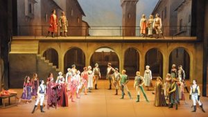 ▲德國知名劇場大師Jürgen Rose操刀設計，華麗的佈景與服裝，完整呈現。（圖／衛武營提供）